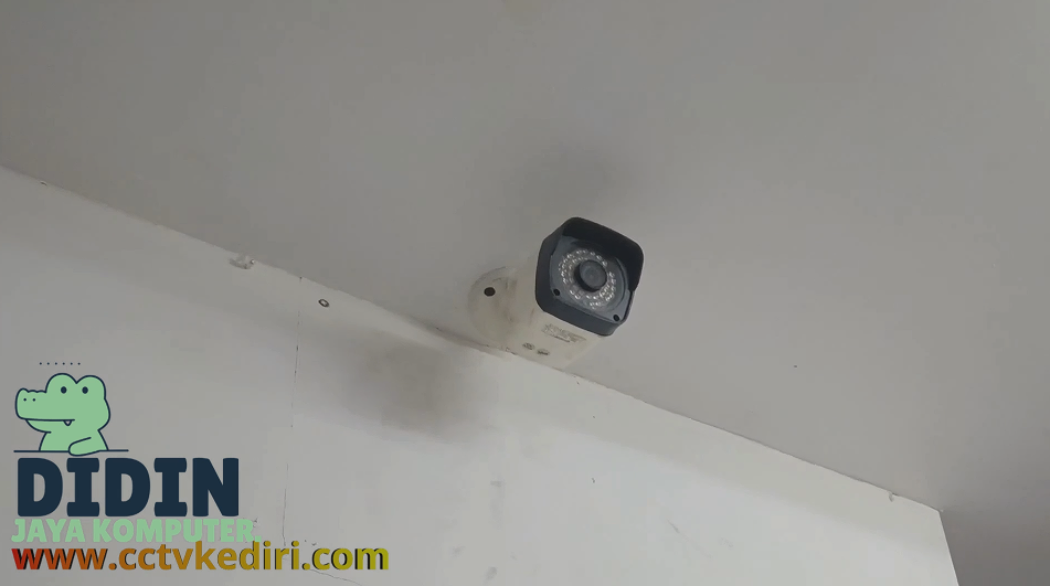 <p>Apa itu CCTV ? CCTV atau Closed Circuit Television adalah sistem kamera pengawasan yang digunakan untuk memantau, merekam, dan menyimpan aktivitas pada area tertentu. Teknologi ini dirancang untuk membantu meningkatkan keamanan dengan memberikan pengawasan secara terus-menerus selama 24 jam.</p>